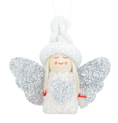 Anjel na zavesenie so striebornými krídlami 7,5 cm biele šaty