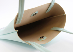 Bird's shoulder bag
