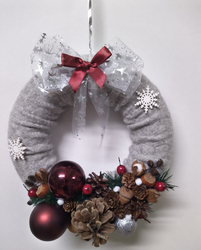 Originální vánoční věnec - šedý s červenými koulemi (průměr 27 cm)